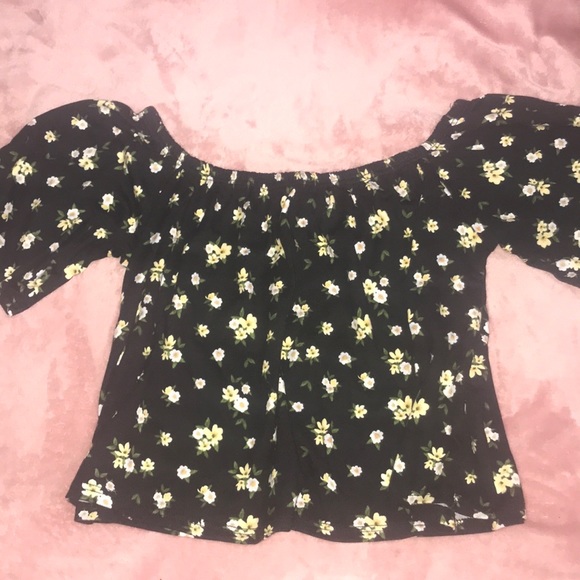 adara Tops - Black crop top with flowers